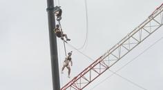 V Brně si vyzkoušeli houpačku obřích rozměrů. Využili k tomu část staveniště