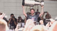 Francouz doručil Stanley Cup do Plzně stylově. Přivezl jej ve vojenském džípu