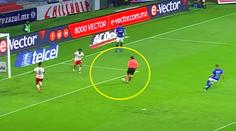 Co tam dělal? Rozhodčí zabránil gólu do prázdné brány