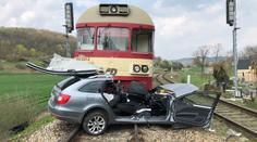 Vlak na Berounsku smetl osobní auto, řidič (59) na místě zemřel