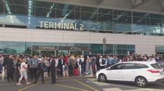 Chaos na letišti v Praze: Lidé se museli kvůli zmáčknutému tlačítku evakuovat
