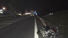 Prudký náraz! Motorkář se střetl s chodcem, oba muži zemřeli