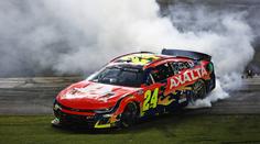 Divoký závěr při závodě NASCAR. Jezdec vyhrál desítky milionů díky bouračce