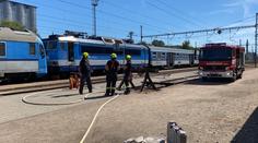 V Přelouči začala hořet lokomotiva! Hasiči evakuovali 40 cestujících