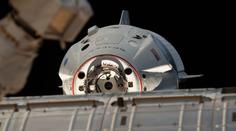 Astronauté „přeparkovali“ vesmírnou loď Dragon