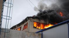 V Přezleticích u Prahy hoří sklárna, škody jdou do milionů!