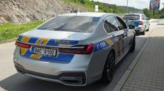 Strašlivá nehoda v Praze: Senior spadl na zem, autobus mu přejel obě nohy