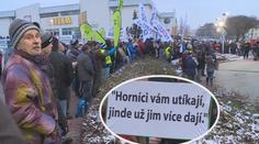 Transparenty, troubení a křik! Horníci chtějí vyšší platy