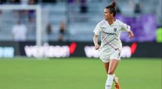 Velký okamžik pro ženský fotbal. Za USA naskočila hráčka bez ruky