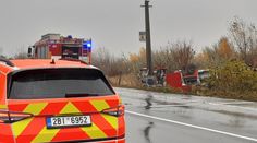 Hasiči jeli k nehodě, jejich cisterna skončila na střeše. Čtyři zranění