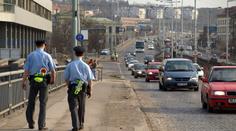 Policisté PRACUJÍCÍ PRO FILMAŘE byli OBVINĚNI z braní ÚPLATKŮ!
