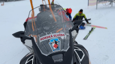 Horská služba má obrovský nárůst zásahů. Reportér zmapoval její běžný den