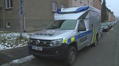 Muž napadl manželku paličkou, o pomoc se plazila k sousedům!