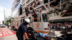 Vážné zranění při oslavách Denveru Nuggets. Policistu srazil hasičský vůz