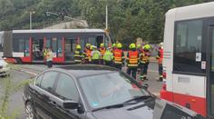 Na Smíchově se srazila tramvaj s autobusem, na místě se tvořily kolony