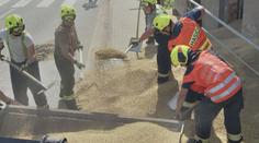 Řidič traktoru nevybral zatáčku. Obilí se rozsypalo i do jednoho z domů