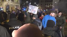 Protest na Václaváku. Policie musela rozehnat vulgární demonstranty