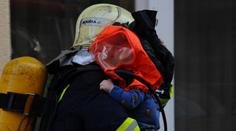 Zbraně a výbušniny! Vyhořelý byt v Holešovicích prohledala policie