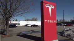 Neznámý pachatel zapálil v USA pět vozů Tesla. Policie řeší případ jako terorismus