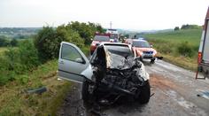 Jak tohle mohl někdo přežít? Vlek kamionu vletěl do protisměru a smetl auto!