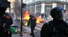 Demonstranti staví barikády a vtrhli na radnici. Francií otřásají protesty