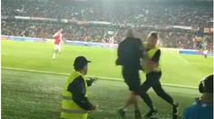 Nový záběr z derby! Takhle si ochranka poradila s fanouškem Sparty