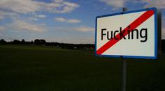 Výrostky, kteří kradli cedule ve vesnici Fucking, chytila policie