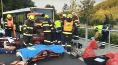 Vážná nehoda u Mostu. Při srážce autobusu s autem zemřeli dva lidé