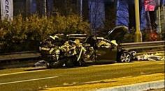 Auto v Praze narazilo do semaforu a dalšího vozu. Dva muži zemřeli