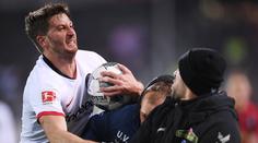 Hráč sestřelil trenéra soupeře, vrhla se na něj celá lavička
