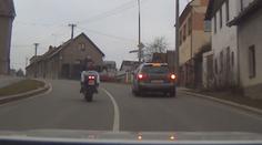 Motorkář ujížděl hlídce až 160 km/h, za ním vlála dívka! VIDEO