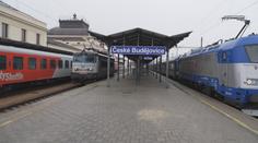 Štáb TV Nova prověřil nádraží v Českých Budějovicích. Lidem chybí parkoviště