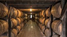 Sklad v Kentucky se zhroutil. Do země vyteklo 9000 sudů whiskey