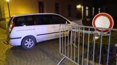 Podezřelé auto najelo do zábran před sídlem vlády, prohlédl ho pyrotechnik