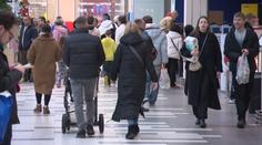 Lidé vzali obchody útokem. Na silvestra skupovali chlebíčky i nealko víno