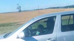 VIDEO: Řidič riskoval život malého chlapečka. Při jízdě ho posadil za volant