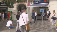 17 odběrových míst, velká kapacita. Lidé i tak čekají na testy řadu hodin