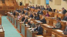 Vládní poslanci přehlasovali Senát a prosadili rozvolnění rozpočtových pravidel