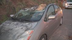 Na auto spadl obrovský balvan. Řidič vystoupil na poslední chvíli