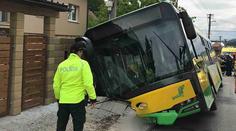 Linkový autobus plný dětí sjel z cesty. Na místo musel vrtulník