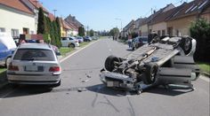 Muž si koupil auto, po 200 metrech ho obrátil na střechu. Dál už jel sanitkou