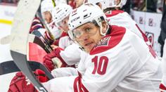 V NHL byl boháčem, pak už ho nechtěli. Erat teď podepsal Kometě