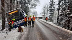 Počasí na Vysočině komplikuje dopravu. Havaroval tam i autobus