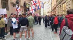 Angličtí fanoušci obsadili Prahu. U Staromáku vyvěsili vlajky