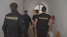 Muž se měl vloupat do několika aut. Bral nářadí i elektroniku, skončil ve vazbě