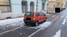 Led padající ze střechy poškodil v Jablonci projíždějící auta!