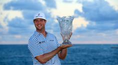 Golfistu bodl sršeň, i tak ukončil trápení a získal po třech letech trofej