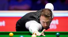 Snookerový hráč na MS přelstil sudího, aby nekoukal. Pak posunul kouli rukou