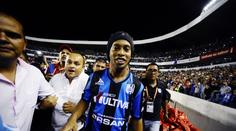 Ronaldinhovi hrozí vyhazov z klubu! Víme, co zase provádí