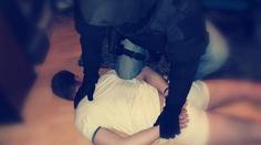 Policie zadržela nebezpečného muže! Bodl na ulici ženu do krku